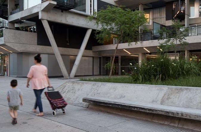 Casa Ho se implanta en una esquina del corredor Donado-Holmberg.